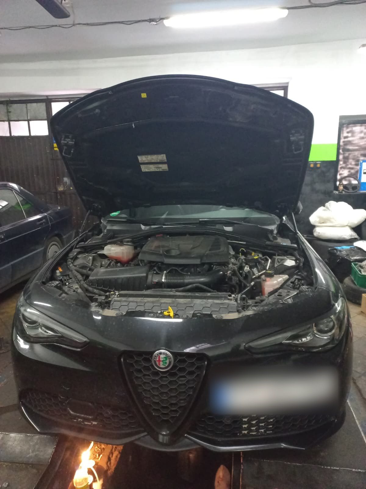 Alfa Romeo Giulia z otwartą maską podczas serwisu
