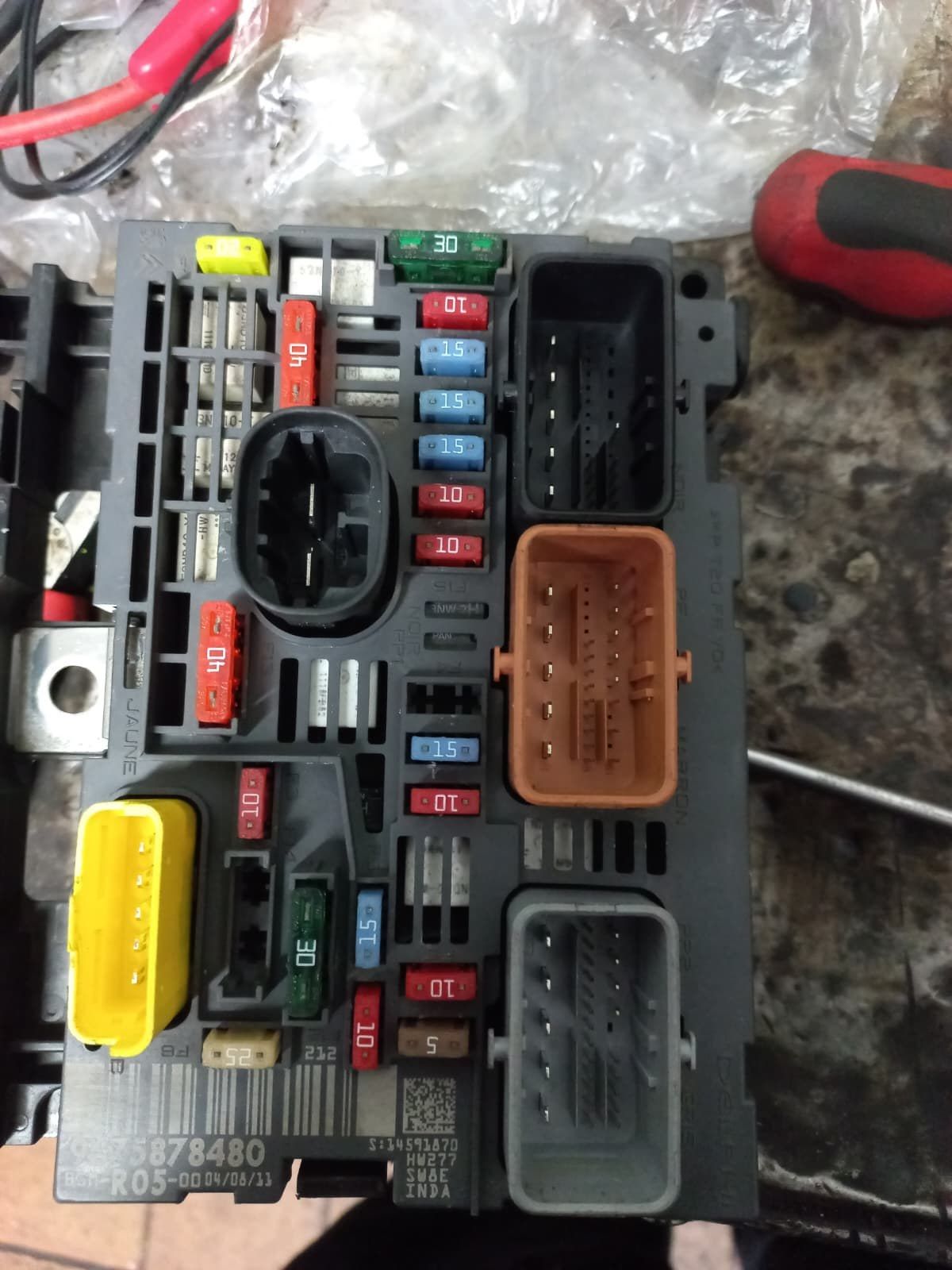 Skrzynka bezpieczników wyjęta do naprawy instalacji elektrycznej