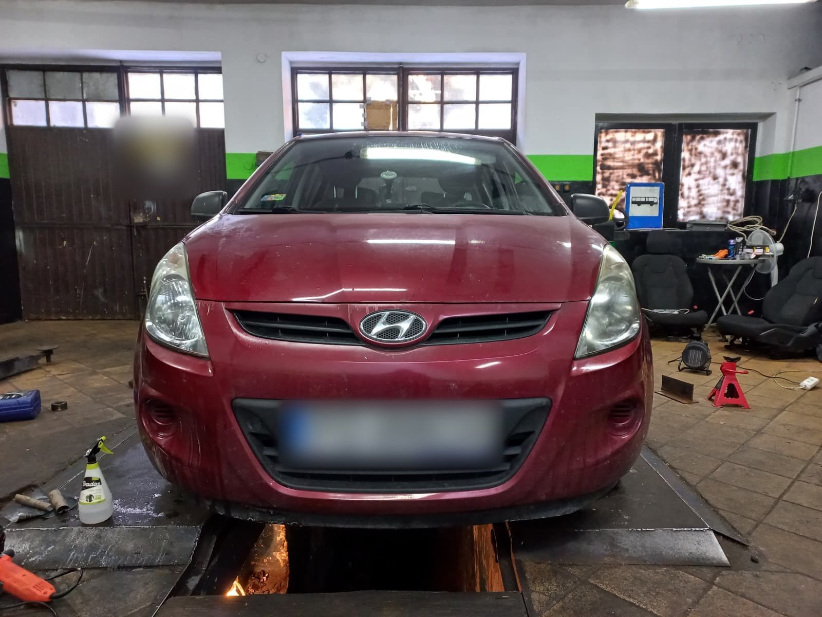 Hyundai i20 nad kanałem serwisowym