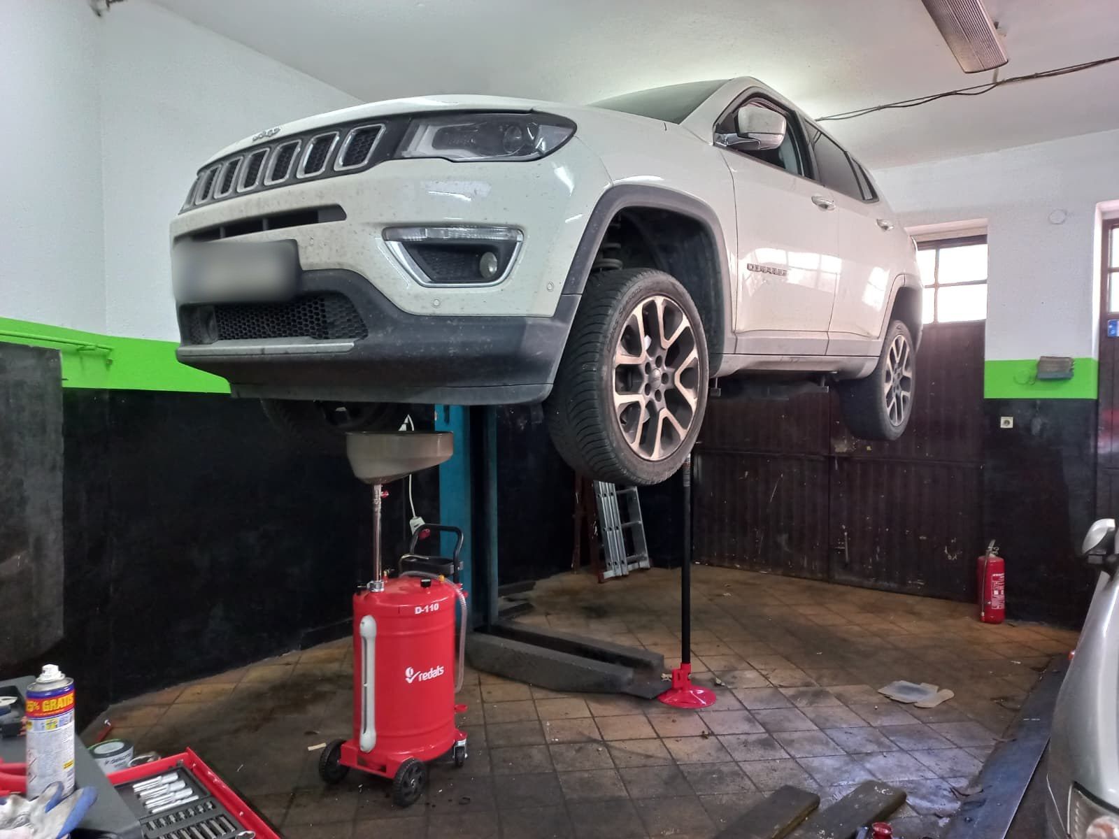 Jeep Compass na podnośniku