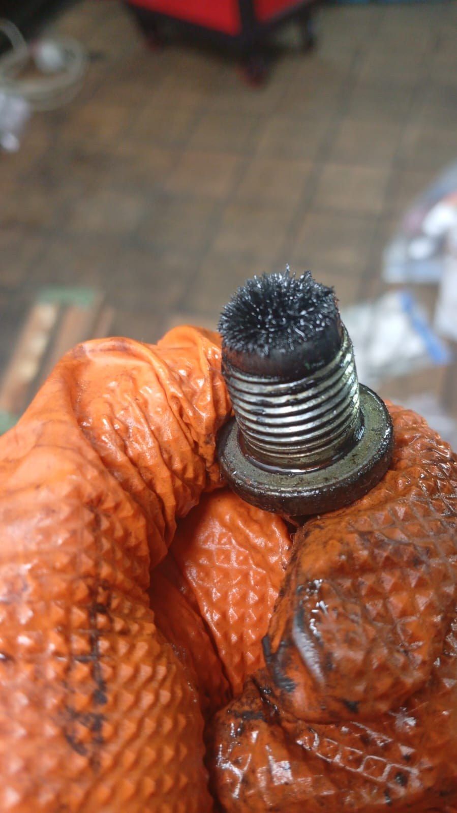 Magnetyczny korek skrzyni biegów Mini Coopera R50 obrośnięty drobnymi opiłkami