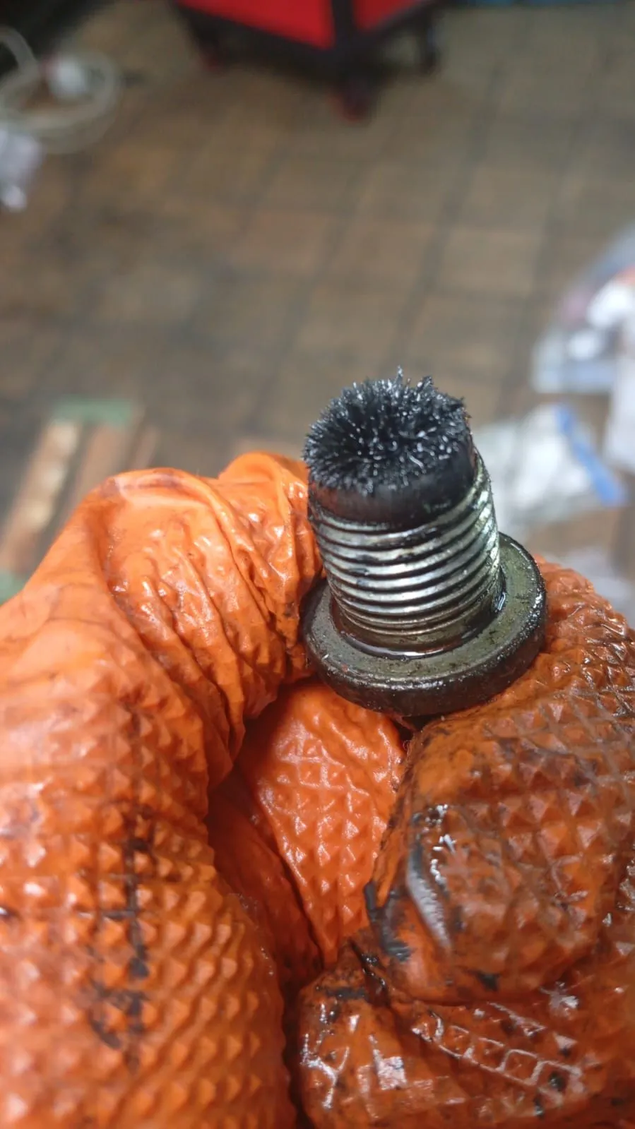 Magnetyczny korek skrzyni biegów Mini Coopera R50 obrośnięty drobnymi opiłkami