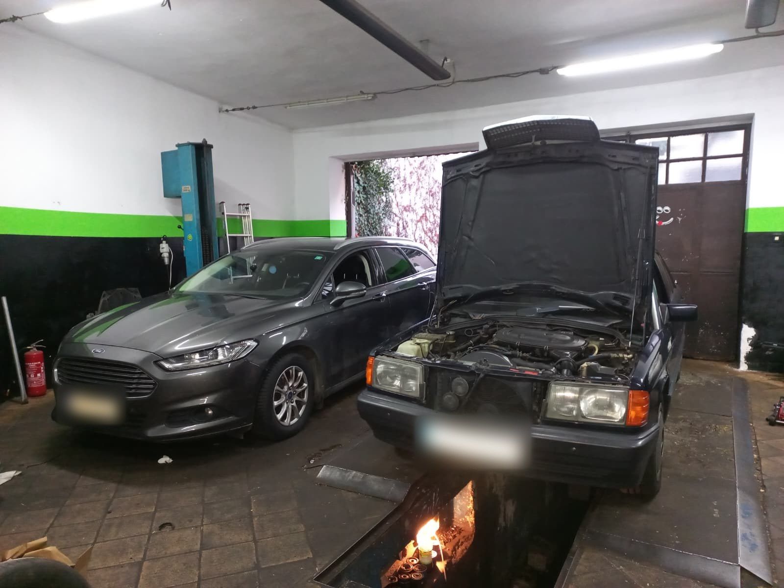Ford Mondeo i klasyczny Mercedes nad kanałem