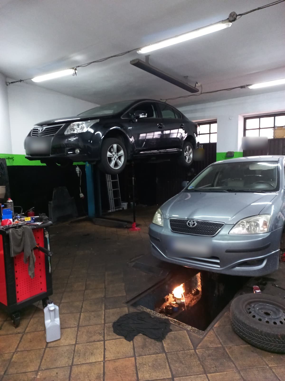 Dwa stanowiska Wasabi Service: Toyota na podnośniku i Corolla nad kanałem