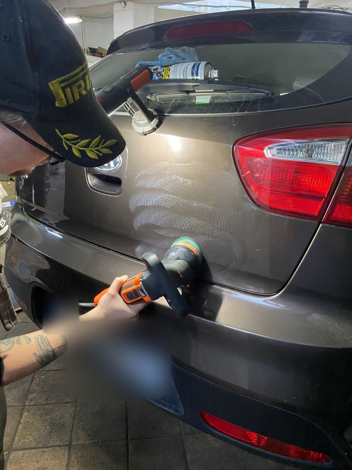 Polerowanie lakieru tylnej części auta polerką rotacyjną